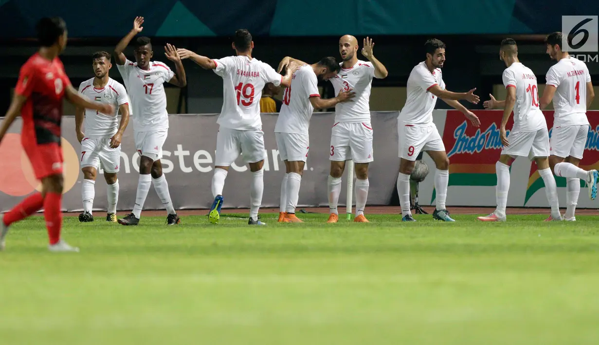 Pemain Palestina melakukan selebrasi usai mencetak gol ke gawang Indonesia pada laga Asian Games di Stadion Patriot, Bekasi, Rabu (15/8). Timnas Indonesia U-23 dipaksa menyerah 1-2 oleh Palestina. (Bola.com/Vitalis Yogi Trisna)