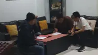 Dandhy Laksono saat diperiksa polisi di kediamannya di Bekasi, Jawa Barat, Kamis (27/9/2019)