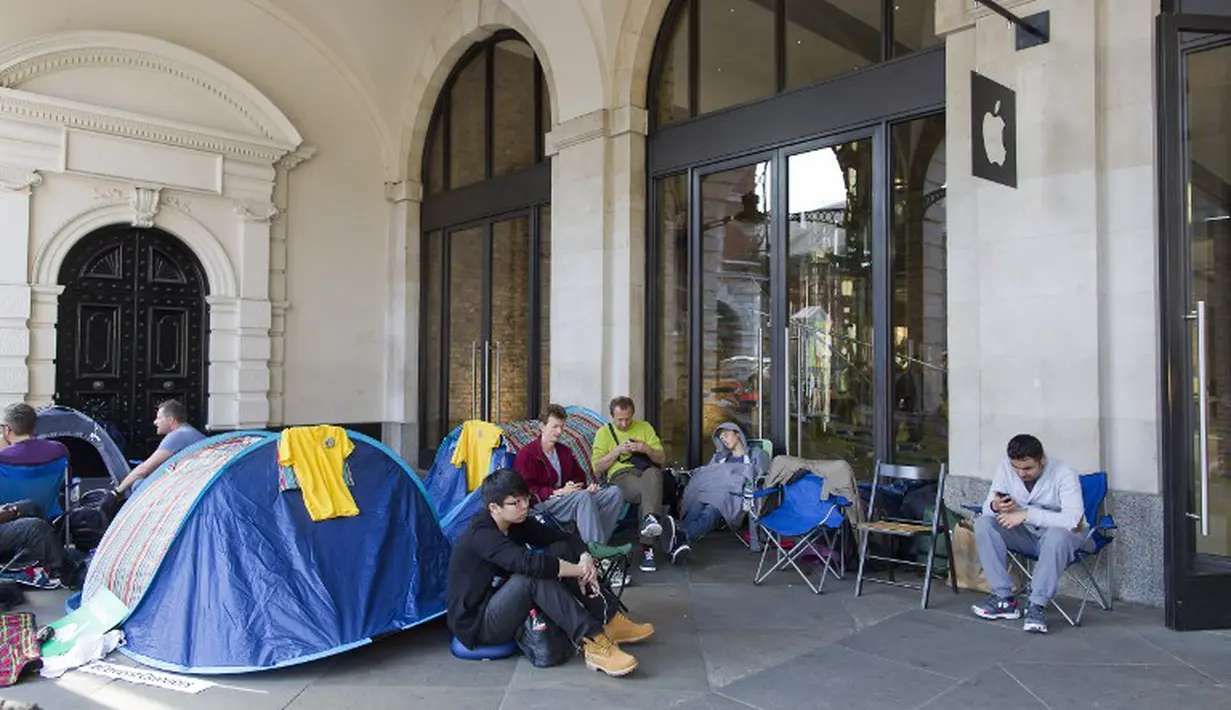 Beberapa orang tampak sengaja mendirikan tenda di depan Apple Store di kota London, (18/9/14). (AFP PHOTO/JUSTIN TALLIS) 