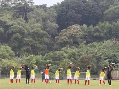 Pemain Indonesia U16 melakukan pemanasan jelang lawan Jepang U16 di Lapangan Padepokan Voli Indonesia, Sentul, Bogor. Selasa (15/4)