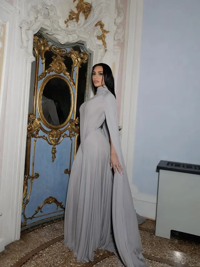 Terima Penghargaan Kemanusiaan, Kim Kardashian Pakai Busana Jumpsuit Transparan