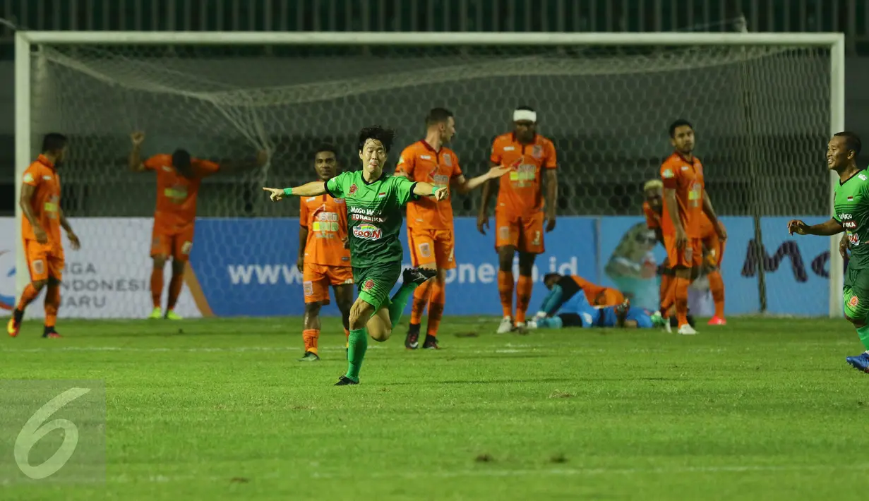 Gelandang PS TNI, Soonhak Hong (tengah) berlari merayakan golnya ke gawang Borneo FC dalam laga lanjutan Liga 1 di Stadion Pakansari, Kab Bogor, Senin (17/4). Laga PS TNI melawan Borneo FC berakhir imbang 2-2. (Liputan6.com/Helmi Fithriansyah)