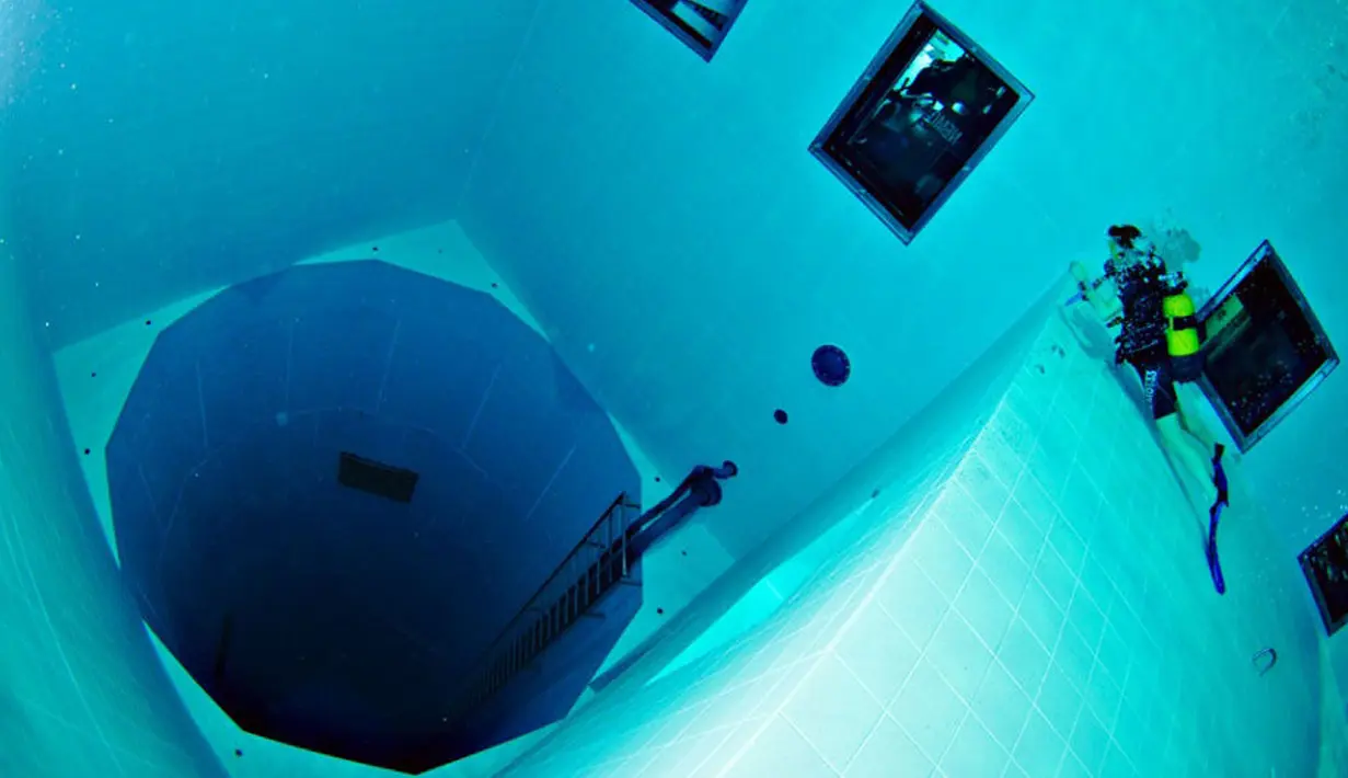 Kolam ini kedalamannya mencapai 34,5 meter dan menjadi yang paling dalam di dunia. Tempat ini bernama Nemo 33 yang berada di Belgia. (4tololo.ru)