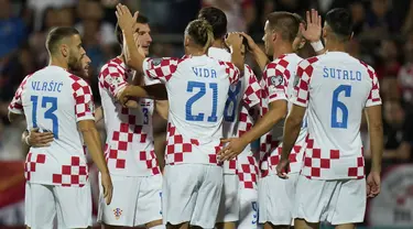 Para pemain Kroasia berselebrasi setelah rekan mereka Andrej Kramaric mencetak gol keempat timnya dalam laga Grup D Kualifikasi Euro 2024 di stadion Rujevica di Rijeka, Sabtu (9/9/2023) dini hari WIB. (AP Photo/Darko Bandic)