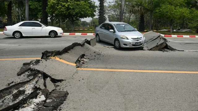 Jalanan di Kota Naypyidaw Terbelah