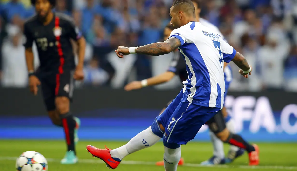 Ricardo Quaresma yang menjadi algojo sukses mencetak gol pertama untuk Porto  (REUTERS/Miguel Vidal)
