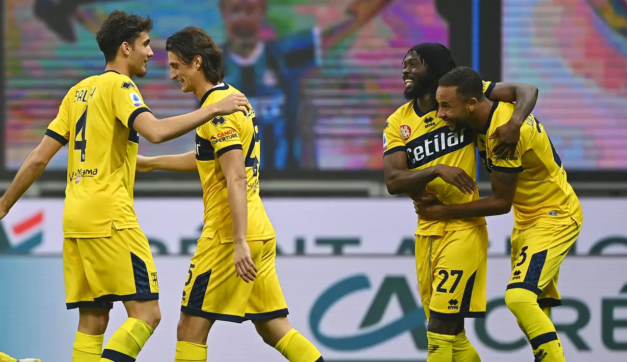 Para pemain Parma merayakan gol yang dicetak oleh Gervinho ke gawang Inter Milan pada laga Liga Italia di Stadion Giuseppe Meazza, Minggu (1/11/2020). Kedua tim bermain imbang 2-2. (AFP/Vincenzo Pinto)