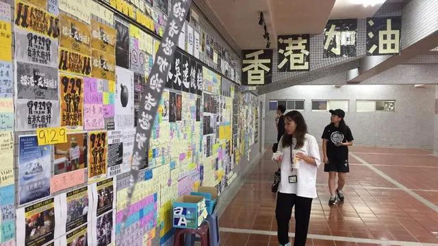 Salah satu dinding di Gedung A Soochow University ditempelkan pesan dukungan untuk Hong Kong. (Liputan6.com/Teddy Tri Setio Berty)