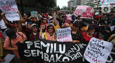 Massa yang mengatasnamakan Gerakan Keadilan Rakyat (GKR) melakukan aksi di depan gedung Bawaslu, Jakarta, Selasa (27/2/2024). (merdeka.com/Arie Basuki)