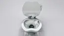 Apakah kamu termasuk penggemar gadget Apple? Mungkin kamu harus memiliki toilet dengan desain yang terinspirasi dari logo gadget karya Steve Jobs ini. (pinterest.com)