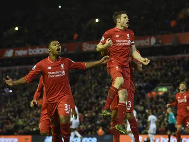 Pemain Liverpool, James Milner (tengah) merayakan gol bersama rekan-rekannya pada lanjutan Liga Premier Inggris di Stadion Anfiled, Senin (30/11/2015) dini hari WIB. (AFP Photo/Paul Ellis)