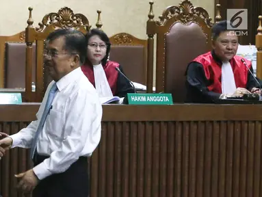 Wakil Presiden Jusuf Kalla (JK) bersalaman dengan mantan Menteri Agama Suryadharma Ali (SDA) di Pengadilan Negeri (PN) Jakarta Pusat, Rabu (11/07). JK hadir sebagai saksi dalam sidang lanjutan peninjauan kembali. (Merdeka.com/Dwi Narwoko)