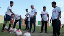 Pelatih Tim Nasional U23 Indra Sjafri (kedua kanan) berbincang pada kegiatan AIA Sepakbola Untuk Negeri di Stadion Mini Pancing, Medan, Sumatera Utara, Selasa (7/1/2020). 60 siswa sekolah sepakbola (SSB) mengikuti pelatihan untuk hidup lebih sehat dan lebih baik. (Liputan6.com/HO/Ady)