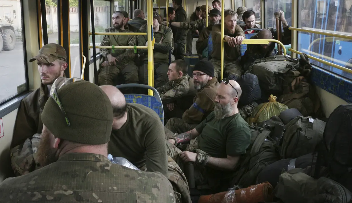 Prajurit Ukraina duduk di dalam bus setelah mereka dievakuasi dari pabrik baja Azovstal Mariupol yang terkepung, dekat sebuah penjara di Olyonivka, di wilayah di bawah pemerintahan Republik Rakyat Donetsk, Ukraina timur (17/5/2022). (AP Photo)