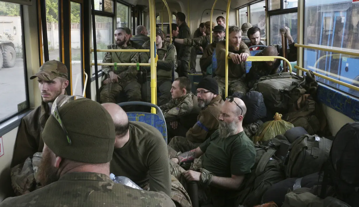 Prajurit Ukraina duduk di dalam bus setelah mereka dievakuasi dari pabrik baja Azovstal Mariupol yang terkepung, dekat sebuah penjara di Olyonivka, di wilayah di bawah pemerintahan Republik Rakyat Donetsk, Ukraina timur (17/5/2022). (AP Photo)