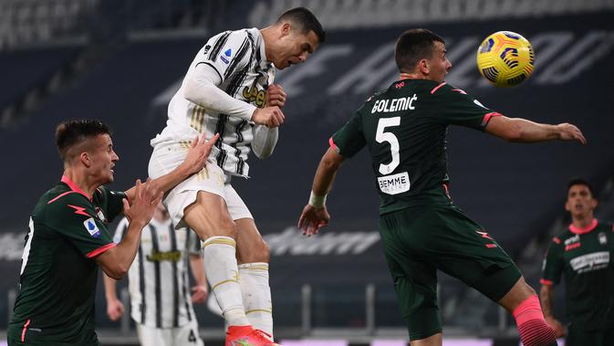 Penyerang Juventus, Cristiano Ronaldo mencetak gol keduanya ke gawang Crotone dalam lanjutan Liga Italia di Allianz Stadium, Selasa dinihari WIB (23/2/2021). Cristiano Ronaldo menyumbang dua gol pada laga ini, sedangkan satu gol lagi disumbang Weston McKennie. (Marco BERTORELLO/AFP)