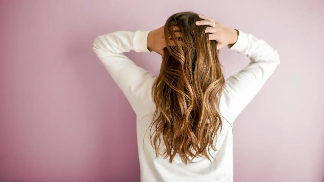 5 Cara Merawat Rambut Panjang agar Sehat dan Berkilau