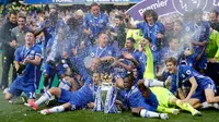 Pemain Chelsea merayakan gelar juara Liga Inggris usai pertandingan melawan Sunderland di stadion Stamford Bridge, london, (21/5). Chelsea meraih titel Liga Inggris 2016/2017 usai mengalahkan WBA dua pekan lalu. (AP Photo/Frank Augstein)