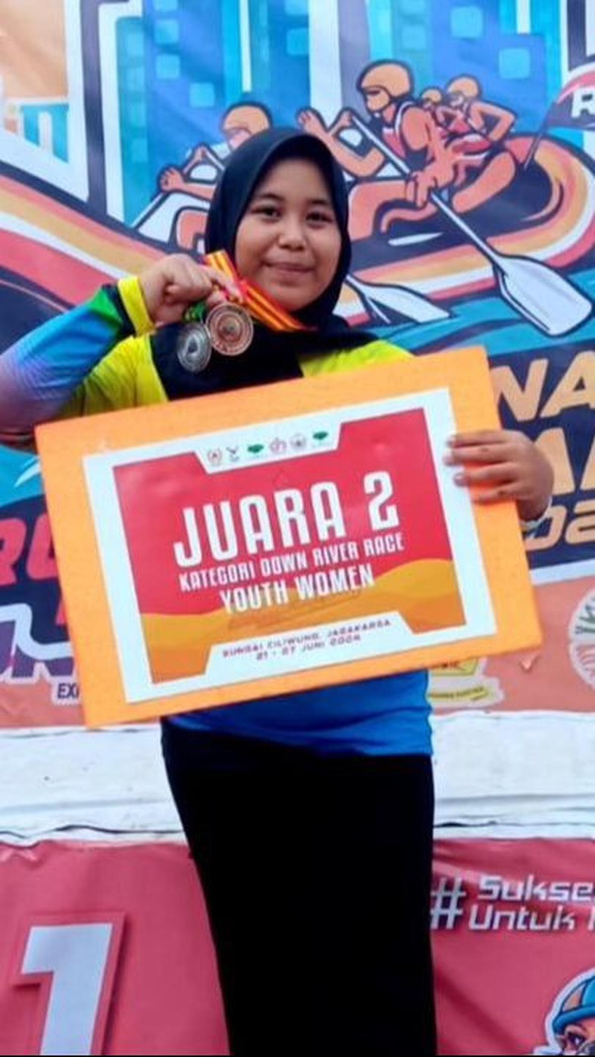 Dia kemudian berhasil meraih Juara 3 Head to Head dan Juara 2 Down River Race/DRR.<br>