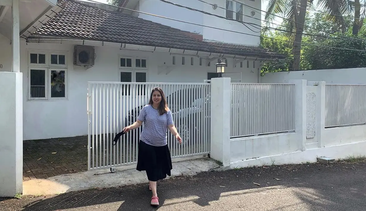 “Gak sengaja lewa Gak sengaja lewat SMP aku dulu. Lgsg turun buat foto, & ternyata pas bgt lg ada guru yg lgsg inget muka aku. Lgsg nostalgia ini sekolah smp aku namanya SMPN 85 pondok labu. Masuk smp ini katanya sih anak anak yg pinter,” ungkapnya. (Instagram/tya_ariestya)