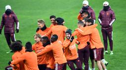 Para pemain Real Madrid mengikuti games dalam sesi latihan di Olympiyskiy Stadium, Kiev, Senin (30/11/2020), jelang laga matchday ke-5 Grup B Liga Champions 2020/21 menghadapi tuan rumah Shakhtar Donetsk, Selasa (1/12/2020). (AFP/Sergei Supinsky)