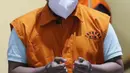 Penyidik KPK, Stepanus Robin Pattuju bersiap menjalani rilis penahanan di Gedung KPK, Jakarta, Kamis (22/4/2021). Stepanus ditahan sebagai tersangka kasus dugaan penerimaan hadiah terkait penanganan perkara Wali Kota Tanjung Balai 2020-2021. (Liputan6.com/Helmi Fithriansyah)