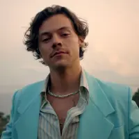 Potret Tampilan Fashion Harry Styles dalam Video Klip Single Terbarunya “Golden” (dok. YouTube/Harry Styles/ Brigitta Bellion)