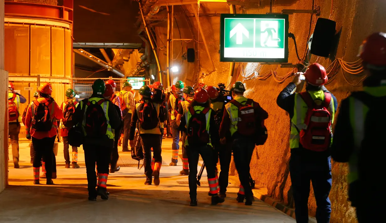 Jurnalis saat meliput tahap akhir pembangunan terowongan NEAT Gotthard di Sedrun, Swiss, (10/3). Terowongan kereta ini telah memasuki tahap penyelesaian dan siap dioperasikan pada akhir 2016. (REUTERS/Arnd Wiegmann)