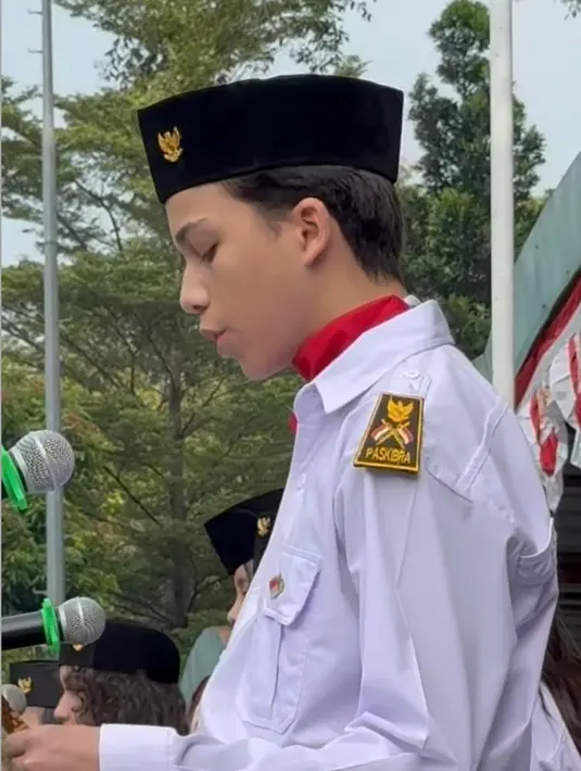 Lennon Tramp  mendapat kehormatan untuk membacakan teks Pembukaan UUD 1945 dalam versi bahasa inggris. [@ayukhadijazahhari].