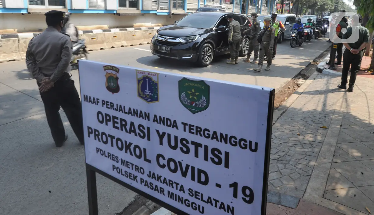 Petugas gabungan menggelar Operasi Yustisi Protokol COVID-19 di Jati Padang, Jakarta Selatan, Kamis (17/9/2020). Operasi itu untuk menegakan penerapan protokol kesehatan, terutama dalam penggunaan masker guna menekan penyebaran virus corona. (merdeka.com/Arie Basuki)