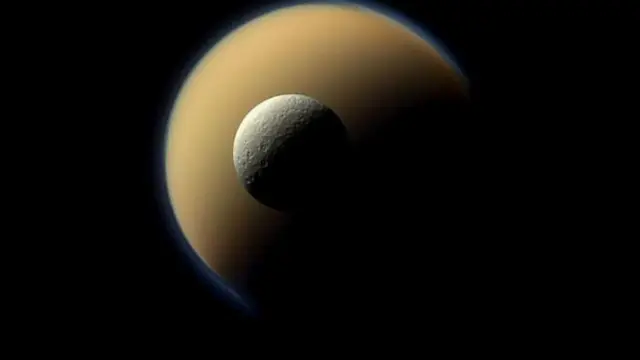 Dua Bulan Saturnus. (NASA/JPL-Caltech/Space Science Institute)