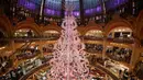 Sebuah pohon Natal raksasa dipajang di dalam department store Galeries Lafayette di Paris, pada tanggal 15 November 2024. (Gregoire CAMPIONE/AFP)