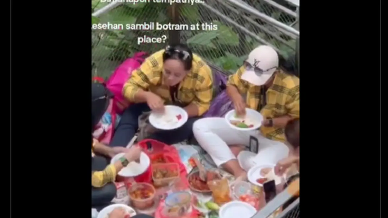 Netizen Heran karena Ibu-Ibu Lesehan di Jewel Changi Airport, Kelewat Nyaman sampai Botram