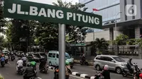 Pengendara melintas di Jalan Bang Pitung nama jalan baru yang mengganti Jalan Raya Kebayoran Lama di kawasan Rawa Belong, Jakarta, Senin (27/6/2022). Gubernur DKI Jakarta Anies Baswedan baru saja mengganti 22 nama jalan di Jakarta, salah satunya Jalan Raya Kebayoran Lama. (Liputan6.com/Johan Tallo)