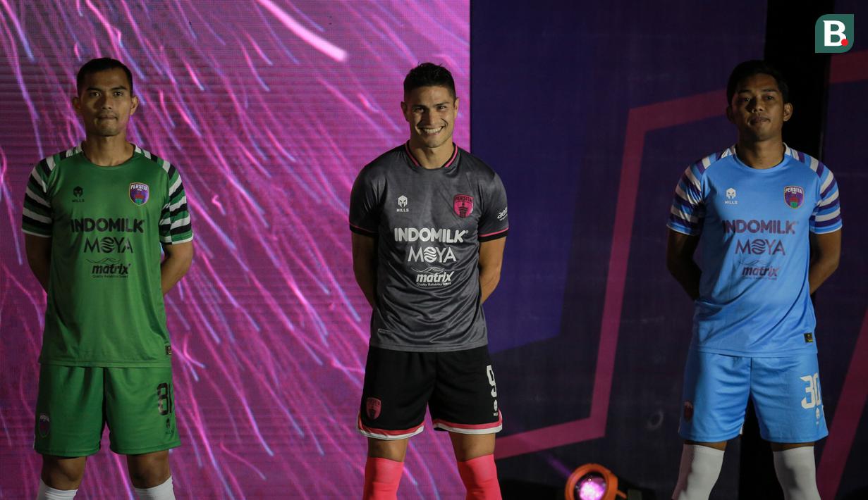 Dari kiri ke kanan: Dhika Bayangkara, Ramiro Fergonzi, dan Rizky Darmawan berpose mengenakan jersey baru Persita Tangerang yang akan dipakai untuk mengarungi BRI Liga 1 musim 2022/2023 dalam acara Launching Team and Jersey Persita Tangerang di The Springs Club, Gading Serpong, Tangerang, Banten pada Kamis (21/06/2022). (Bola.com/Bagaskara Lazuardi)