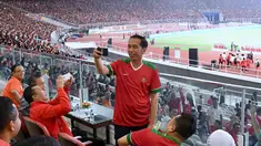 Presiden Joko Widodo (Jokowi) tampak asyik membuat vlog dengan kamera handphone saat menyaksikan laga final Piala Presiden 2018 antara Persija Jakarta vs Bali United di Stadion Utama Gelora Bung Karno, Sabtu (17/2). (Liputan6.com/Pool/Biro Pers Setpres)