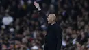 Pelatih Real Madrid, Zinedine Zidane menginstruksikan pemainnya saat bertanding melawan Galatasaray pada pertandingan Grup A Liga Champions di stadion Santiago Bernabeu, Spanyol (6/11/2019). Madrid menang telak 6-0 atas Galatasaray. (AP Photo/Manu Fernandez)