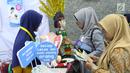 Pengunjung melihat informasi mengenai ASI saat Pekan ASI Sedunia 2019 di Kementerian Kesehatan, Jakarta, Rabu (7/8/2019). Kemenkes didukung GAIN Indonesia mempromosikan pentingnya ASI dimana pentingnya pemberian ASI kepada bayi selama enam bulan setelah kelahiran. (Liputan6.com/Angga Yuniar)