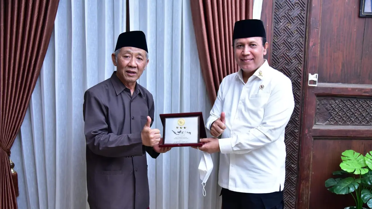 Kepala BNPT Komjen Pol Boy Rafli Amar (kanan)
