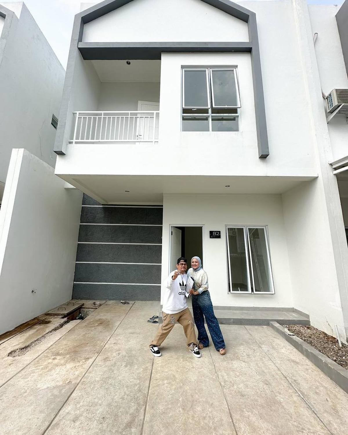 "Alhamdulillah Masyaallah Semoga rumah ini menjadi rumah yang berkah buat saya dan keluarga. amiin," tulis Ebel di instagramnya.