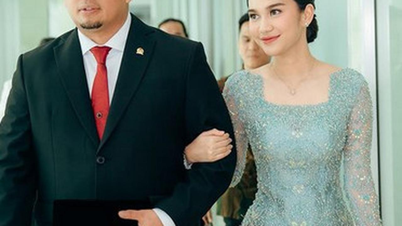 Potret Azizah Salsha Berkebaya Temani Ayah Dilantik Jadi Anggota DPR, Netizen 'Mentalnya Top'