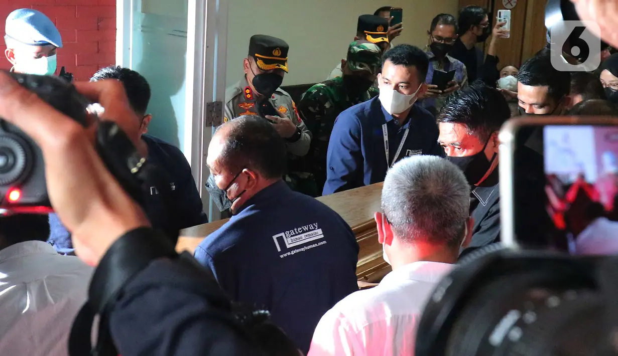 Petugas memasukan peti mati jenazah Emmeril Kahn Mumtadz atau Eril ke dalam ambulan di Bandara Soekarno-Hatta, Minggu (12/6/2022). Ridwan Kamil langsung membawa jenazah Eril menuju Bandung Jawa Barat untuk di makamkan. (Liputan6.com/Angga Yuniar)