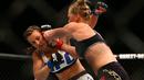 Holly Holm mendaratkan pukulan ke wajah Miesha Tate pada ajang UFC 196 di MGM Grand Garden Arena, Las Vegas, Amerika Serikat, Minggu (6/3/2016)  (Reuters/Mark J. Rebilas-USA TODAY Sports)