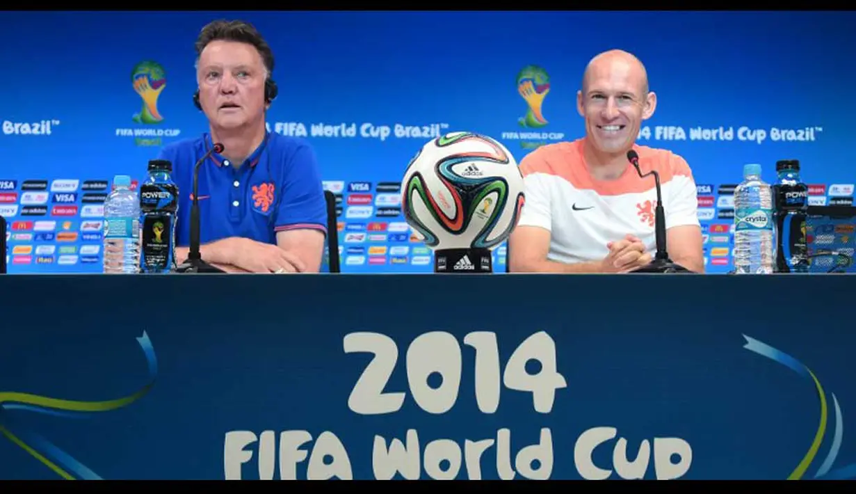 Louis van Gaal dan Arjen Robben saat preskon jelang laga Belanda vs Spanyol, Brasil, Jumat (13/6/2014) (AFP Photo/LLUIS GENE).