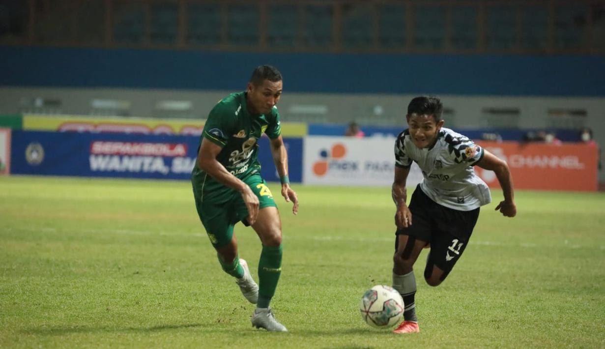 Bek sayap Persikabo 1973, Firza Andika, saat menghadapi Persebaya Surabaya dalam laga pekan kedua BRI Liga 1 2021/2022. (Bola.com/Nandang Permana)