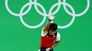 Deni memberikan salam kepada penonton saat gagal melakukan pada angkatan ketiga di clean and jerk, Olimpiade 2016 Rio de Janeiro, Brasil, Rabu (10/8). Deni gagal mengangkat beban 181 Kg. (REUTERS/Athit Perawongmetha)