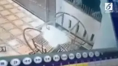 Penampakan misterius di halaman sebuah rumah terekam kamera cctv.