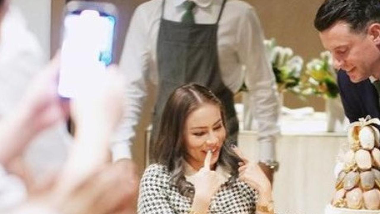 Sebelum diketahui memiliki koleksi mobil mewah, Momo sudah membeberkan adanya chef pribadi di rumahnya. Chef ini bertugas memasak hidangan makan pagi, siang, hingga malam keluarganya setiap hari.