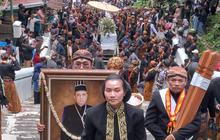 Diantarkan Ribuan Pelayat dan Abdi Dalem, Begini Prosesi Pemakaman Paku Buwono XIII di Imogiri