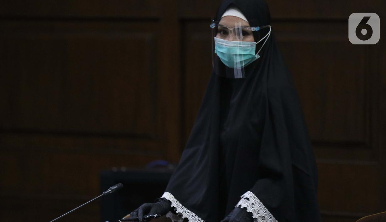 Terdakwa dugaan suap dan tindak pidana pencucian uang terkait kepengurusan fatwa untuk Djoko Tjandra di Mahkamah Agung, Pinangki Sirna Malasari saat menjalani sidang lanjutan di Pengadilan Tipikor Jakarta, Senin (2/11/2020). Sidang mendengar keterangan saksi-saksi. (Liputan6.com/Helmi Fithriansyah)